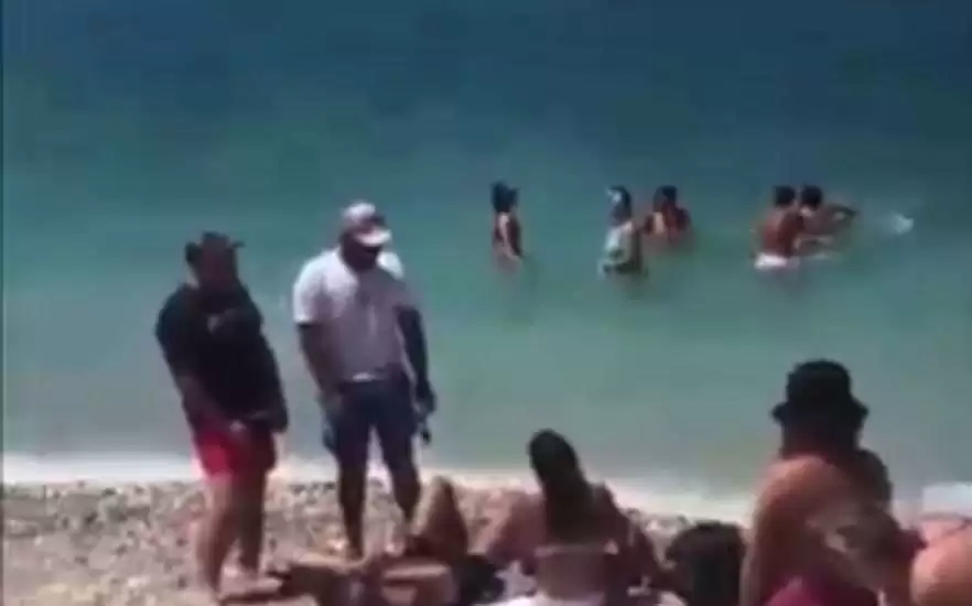 Policia  largoi turistet  nga  plazhi  privat  në Sarandë
