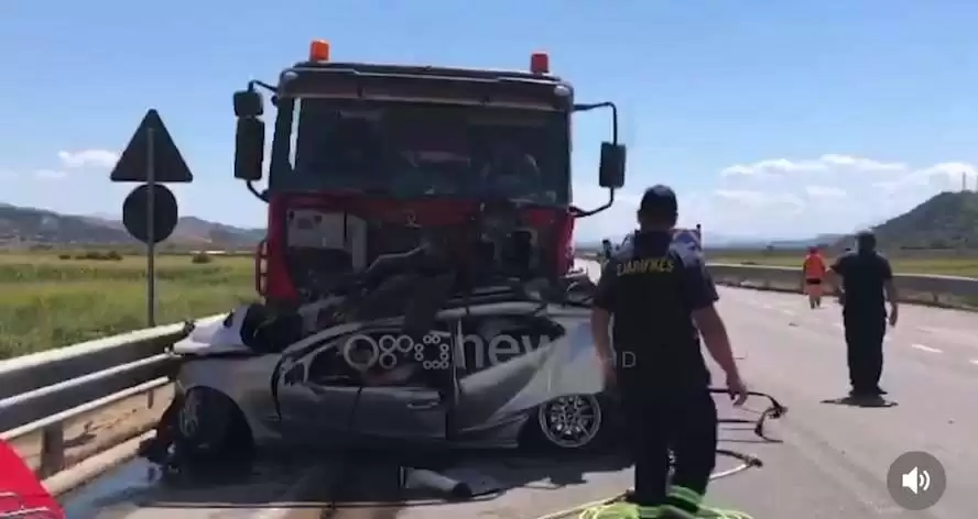 Makina e shkatërruar plotësisht poshtë rrotave të kamionit, trupat e viktimave ende në “Benz”! Pamjet e aksidentit të rëndë