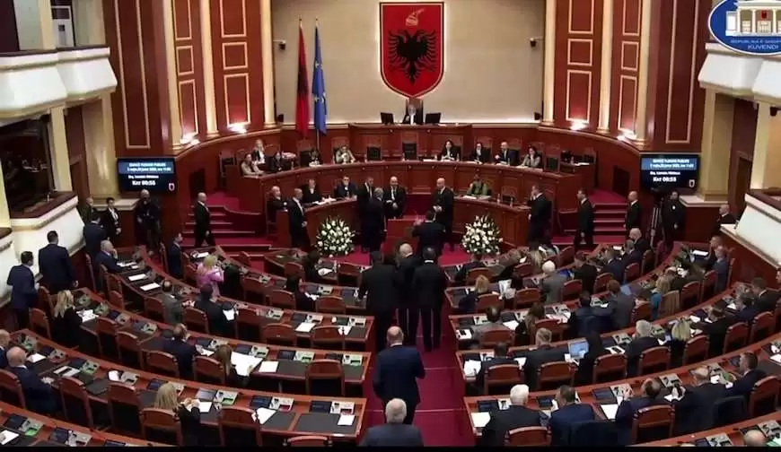 Berisha mesazh kryeministrit nga foltorja e Kuvendit për skandali  me zyrtarin e FBI. Garda i rrethon