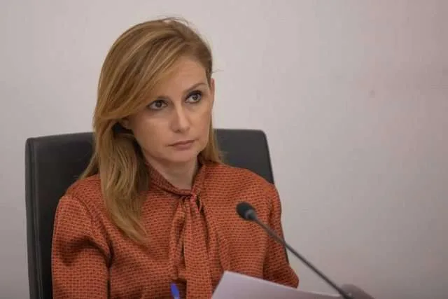 Qeveria hap thesin për fushatë, Denoncon Tabaku/ 100 milionë euro investime publike në tre muaj