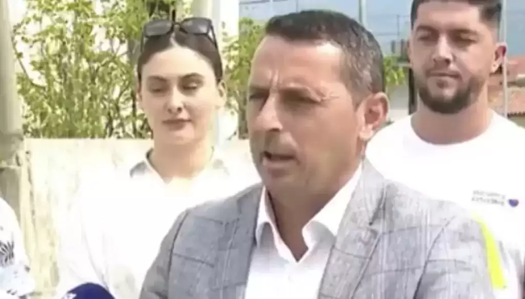 Arjan Hoxha fton qytetarët sot në takimin me Berishën në Bathore: Kamza nuk përkulet para Ramës