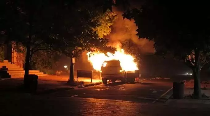 Korçë/ Dogjën qëllimisht makinën e 28-vjeçares , arrestohet autorët