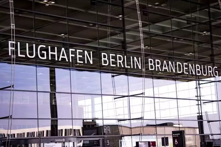 I refuzohet hyrja në për në Gjermani, 31-vjeçari shqiptar ‘rebelohet’ në aeroportin e Berlinit, sulmon policët dhe…