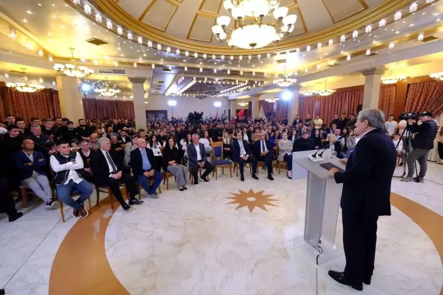 Berisha: Burri i ministres bëhet investitor strategjik dhe merr me 1 euro bregdetin, kurse biznesmeni i ndershëm falimenton