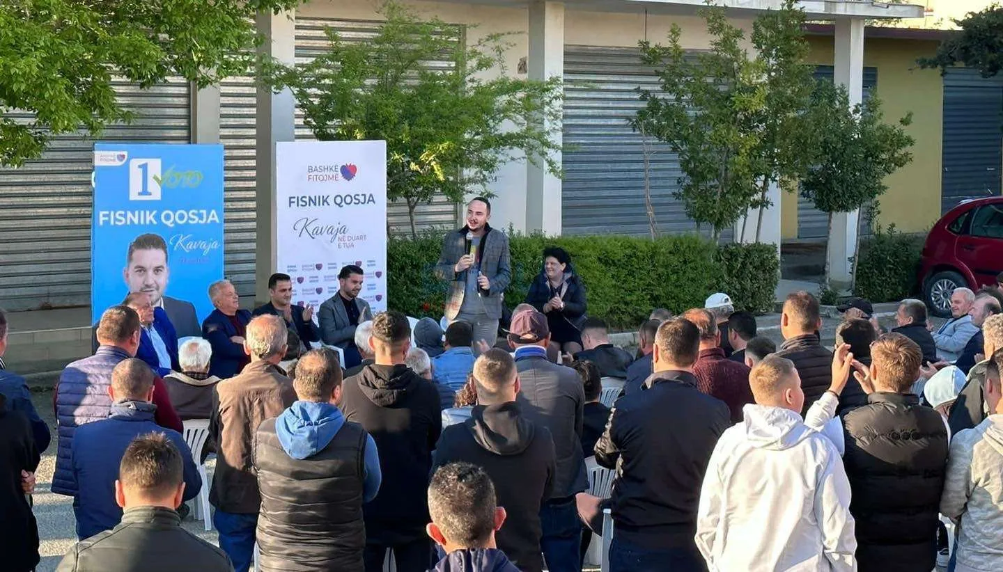 Salianji takime me qytetarët në Kavajë: Vorrozeni ishte i bindur, punon për ndryshimin dhe të ardhmen (FOTOT)
