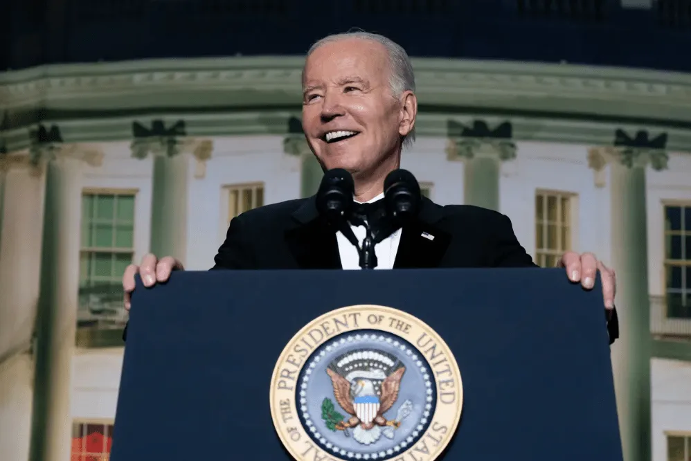 Ata thonë se jam i lashtë”, Biden humor e ironi në darkën e gazetarëve në Shtëpinë e Bardhë. Nga mosha e tij te Trump, ja batutat