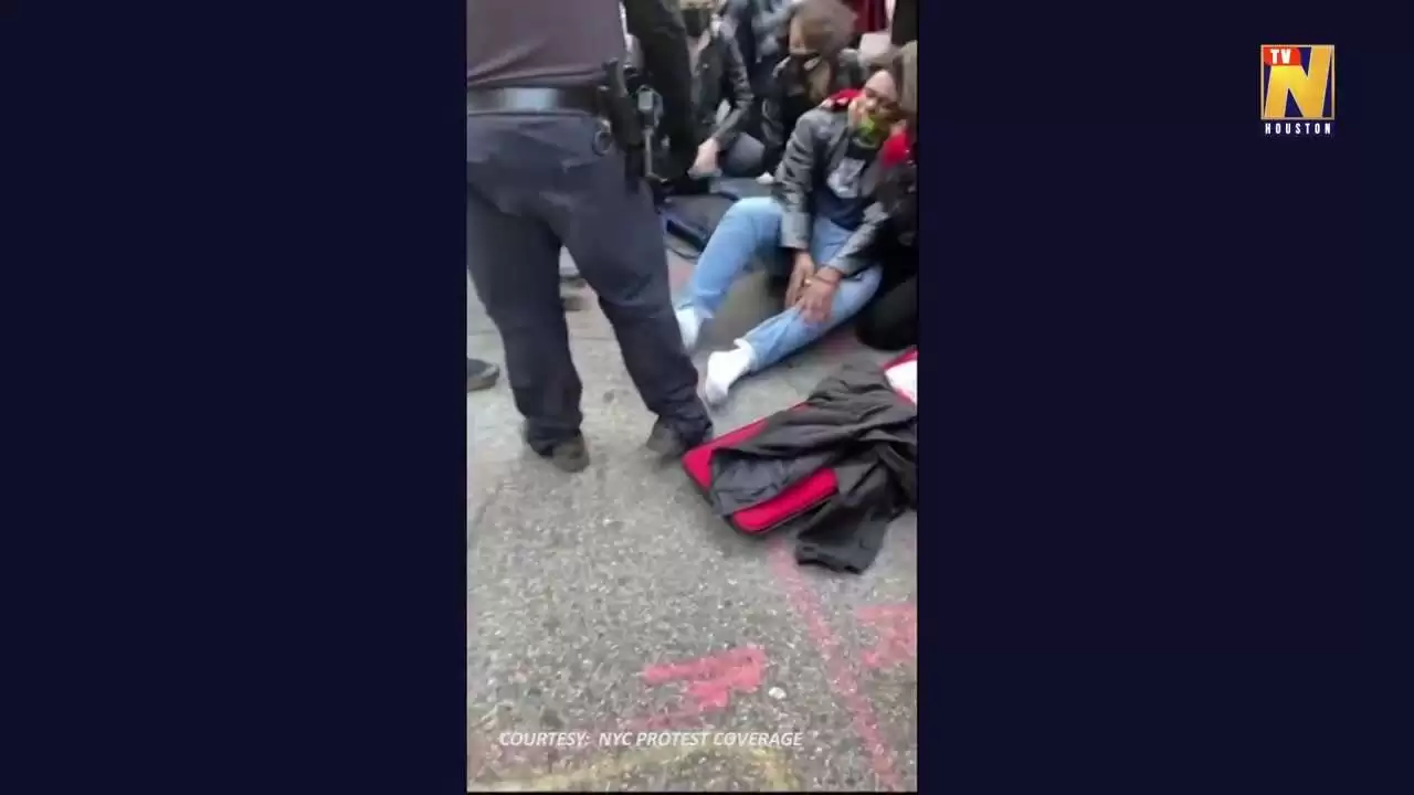 Një makinë ecën drejt turmës në protestën e New York