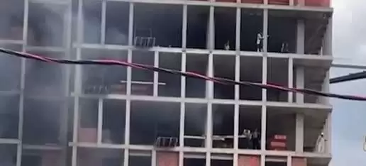 Tiranë/Përfshihen nga flakët skelat e pallatit në ndërtim