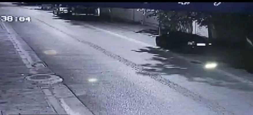VIDEO/ Momenti kur dy persona të maskuar i vendosin eksplozivin lokalit në Shkodër