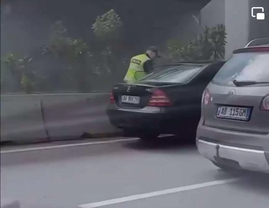 “Porsche” ndjek “BMW” dhe tenton t’i zërë rrugën, aksident i trefishtë te rrethi i Selitës, detajet e para
