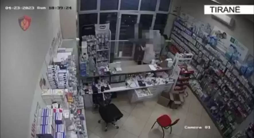 Hyn brenda i qetë dhe merr paratë nga sirtari, momenti kur 37-vjeçari përleshet me farmacisten në Tiranë