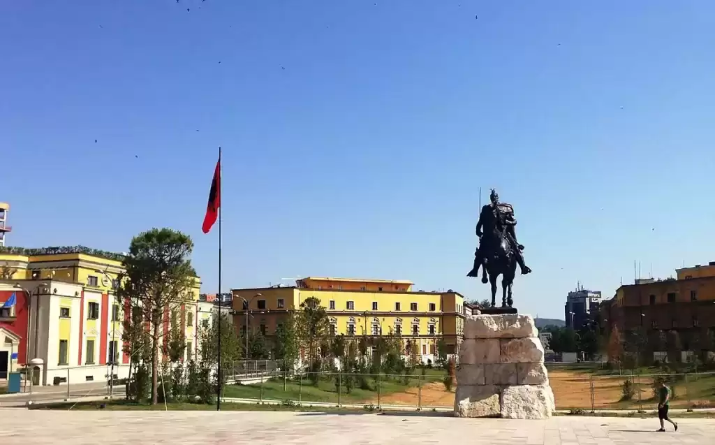 Shqiptarët: Tradicionalisht bujarë dhe mikëpritës, por renditen ndër të fundit në Europë në treguesit e bujarisë dhe mbështetjes sociale.