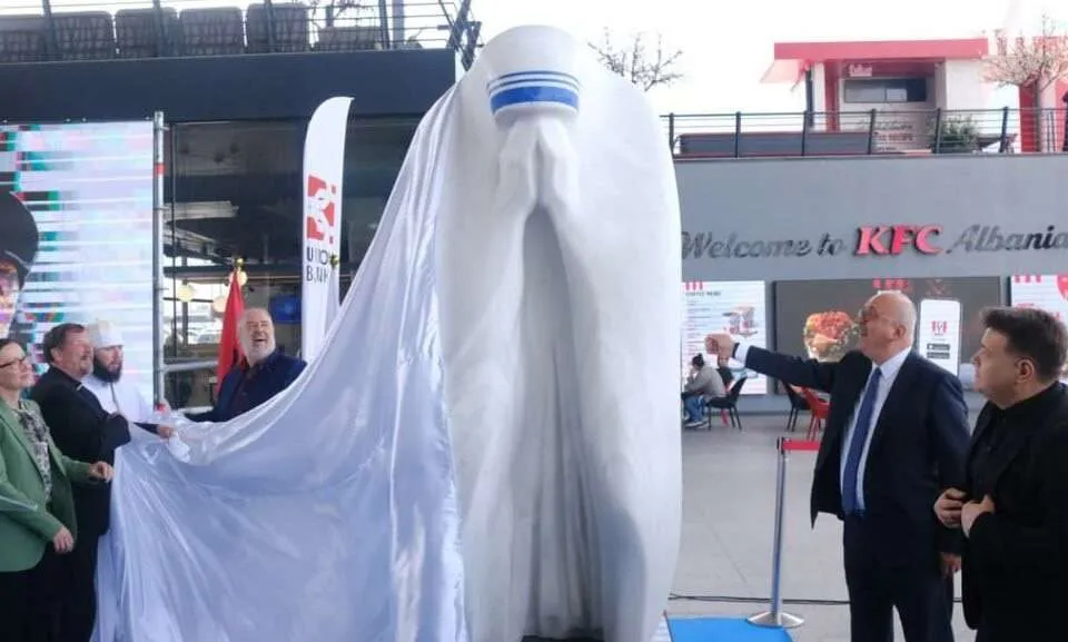 Skulptura për Nënë Terezën përurohet me ceremoni në Aeroportin e Rinasit, pse iu mbulua portreti?
