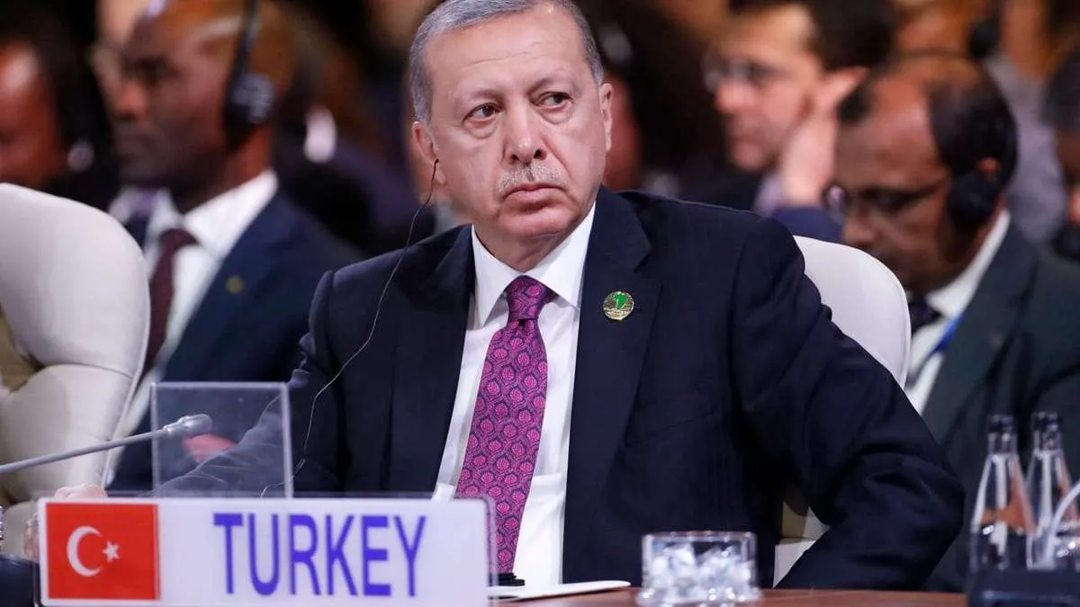 Presidenti Erdogan sëmuret gjatë daljes televizive, anulon mitingjet elektorale