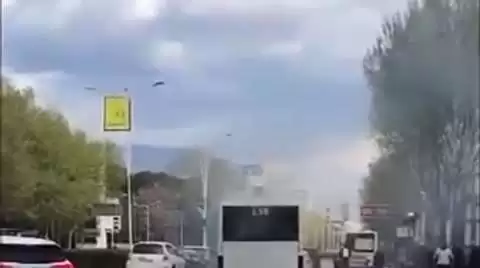 VIDEO/ Merr flakë autobusi  i linjës ‘Institutit”  në Laprakë.