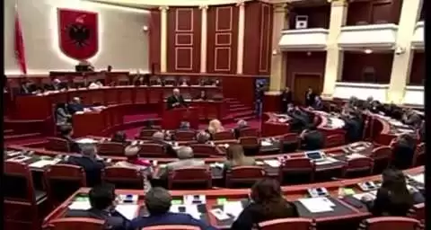 Shëmtia e propagandës dhe TV kombëtare ose kur i ngrihet popullit dhe i ulet Ramës