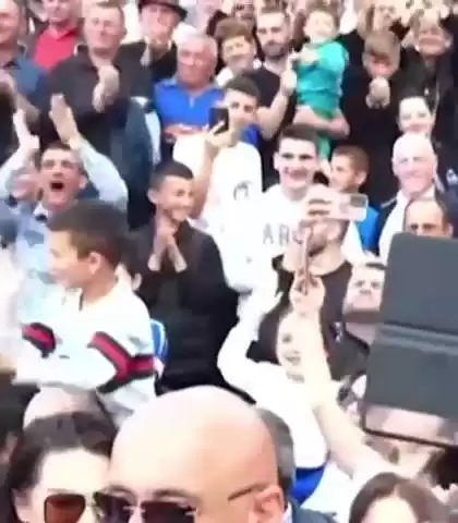 Videolajm/ Rama harron operacionin, kërcen tallava në mes të turmës në Kamëz