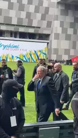 Hapja e fushatës/ Berisha mbërrin në ‘Air Albania’ në fund Belin Këlliçi me autobus