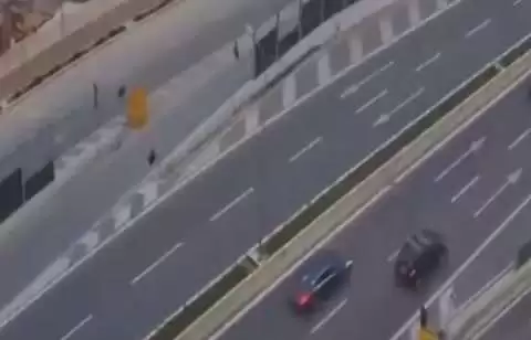 VIDEO E RËNDË/ Dalin pamjet e aksidentit në Astir, makina “fluturon” qytetarin që po kalonte rrugën