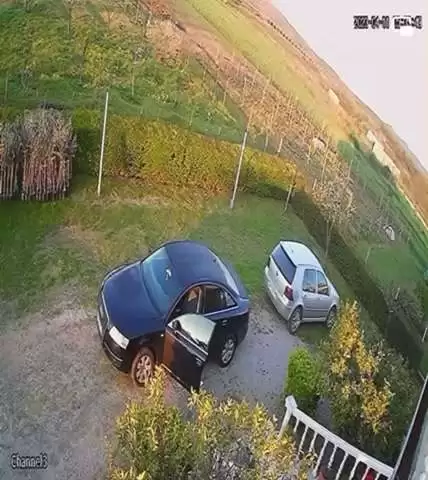 Dinamika / Video/ Dy persona të maskuar vendosin tritolin, makina shpërthen sapo Ndreca  hyn brenda!