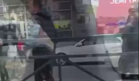 VIDEO/  Tiranë pals grushti për  një gërvishtje automjeti, në mes të rrugës te Zogu i Zi