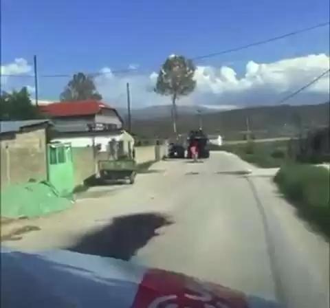 Qytetari denonon: Bashkia Pogradec  po mbush gropat për fushatë elektorale dhe nuk shtron rrugën!