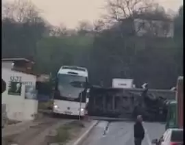 Përmbyset automjeti i tonazhit të rëndë në aksin Përrenjas -Librazhd, paralizohet qarkullimi