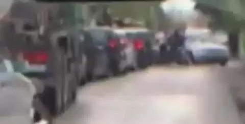 VIDEO/ E masakruan në grushta 32-vjeçarin që u përplasi automjetin