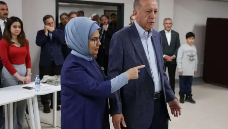 Zgjedhjet në Turqi/ Erdogan voton i shoqëruar nga bashkëshortja