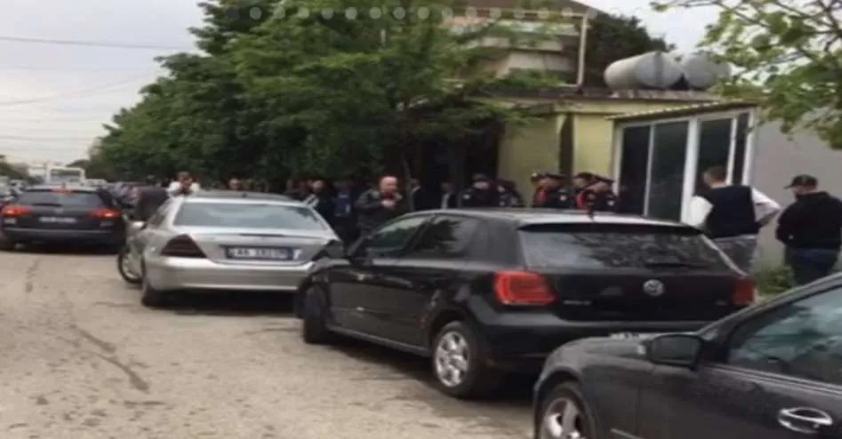 DURRËS/ Personat e paautorizuar janë rikthyer sërish në një qendër votimi, kanë rrethuar ambientet e jashtme