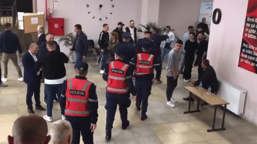 “Përfaqësues të administratës po ndikojnë njerëzit për të votuar”, Qëndresa Qytetare: QV-të janë pushtuar nga persona të paautorizuar. KQZ dhe Policia të marrin masat!
