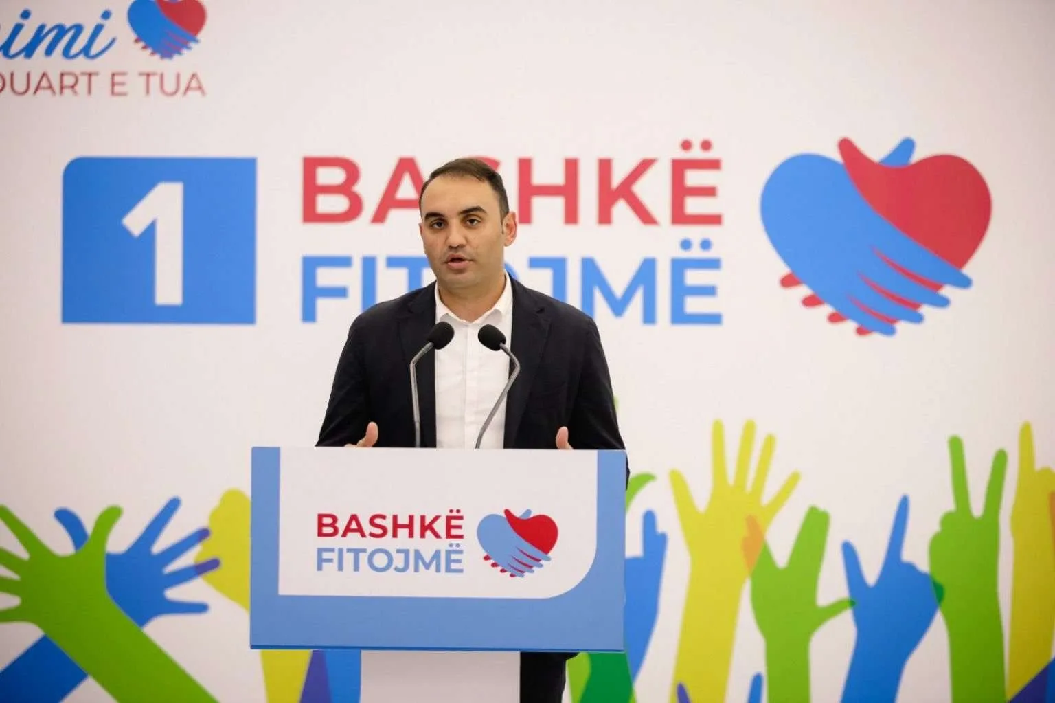 Tiranë/ Kryetarja e Komisionit tek ‘Kongresi i Manastirit’ fsheh fletët e votimit poshtë tavolinës