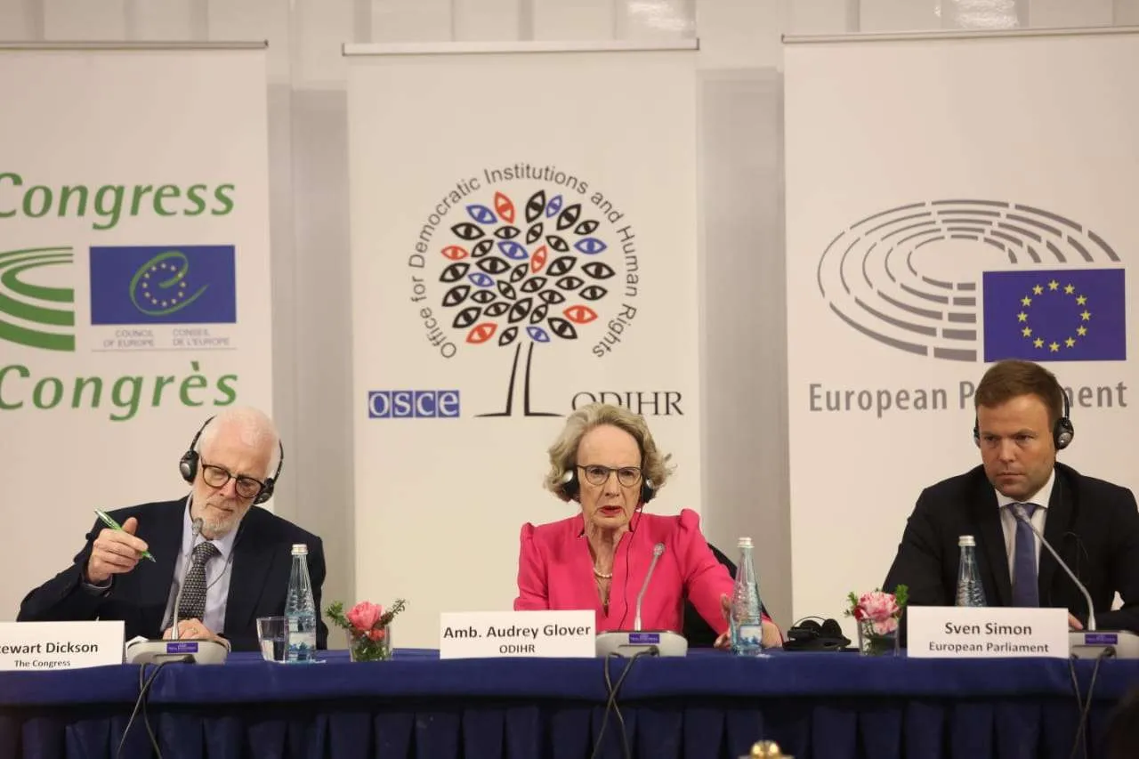 Glover: E vështirë të thuhet se  Shqipëria mbajti  zgjedhje të lira më 14 Maj?