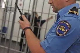Tiranë/ Polici i burgut qëllon veten me armë tek Pediatria