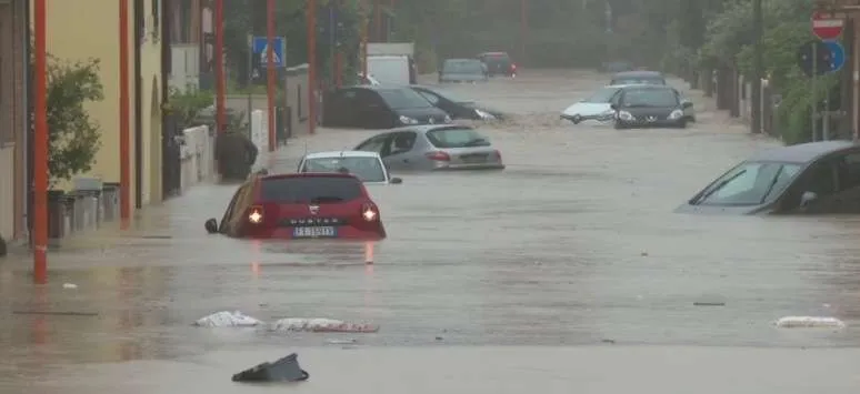 Moti i keq godet Italinë : Mes viktimave nga përmbytjet ka edhe shqiptarë