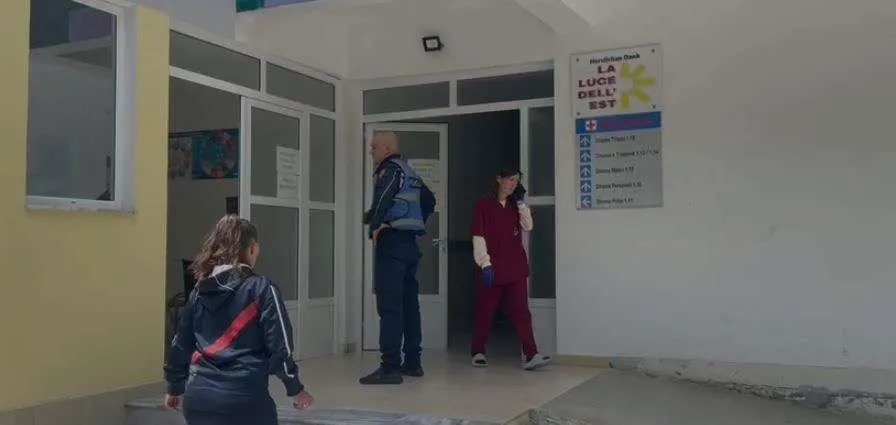 Vranë në bashkëpunim 16-vjeçarin, arrestohen 4 të miturit në Gramsh. Policia jep detaje nga sherri mes nxënësve