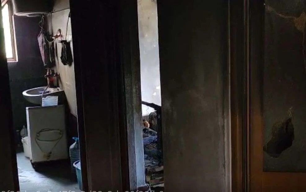 FOTO/Shkrumbohet banesa në Fier, e moshuara lëndohet në tentativë për t’u shpëtuar flakëve