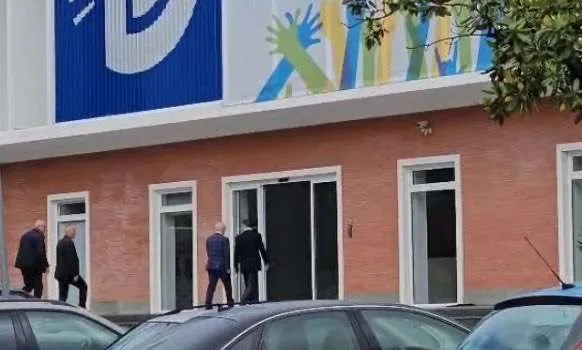 3 ditë pas zgjedhjeve/ Meta mbërrin në selinë e PD-së, takim me Sali Berishën