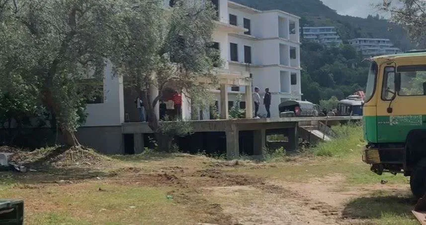 Pezullohet shembja e hotelit të mbështetësit të Belerit, policia dhe IKMT tërhiqen nga aksioni