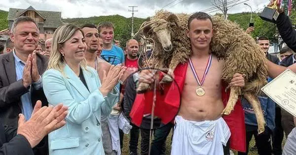 Kryetarja e Bulqizës feston me dashin dhe meshkuj të zhveshur