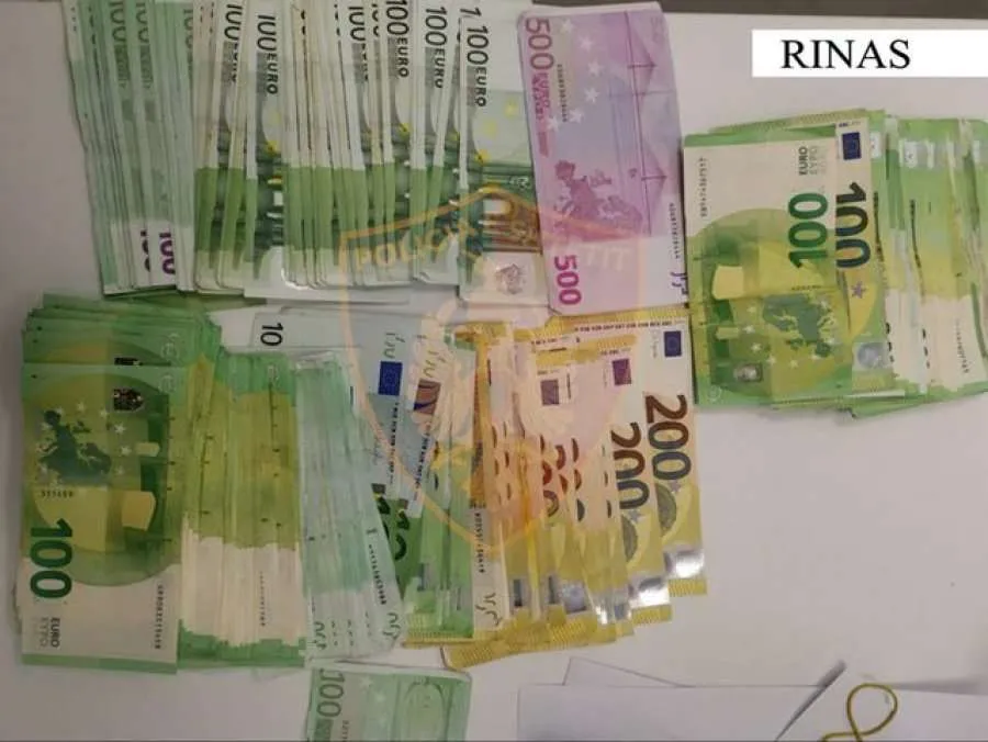 Po iknin nga Shqipëria/ Nënë e bijë ‘vishen’ me euro, kapet shuma e madhe në Rinas