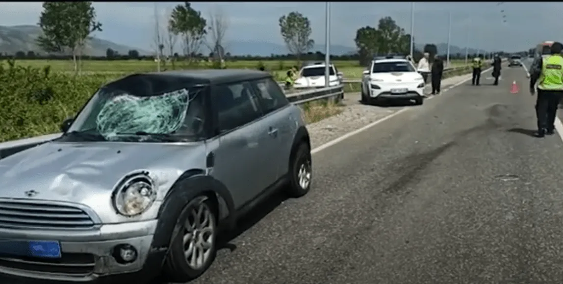 Lezhë/ Makina përplas motoçikletën, plagoset 65-vjeçari