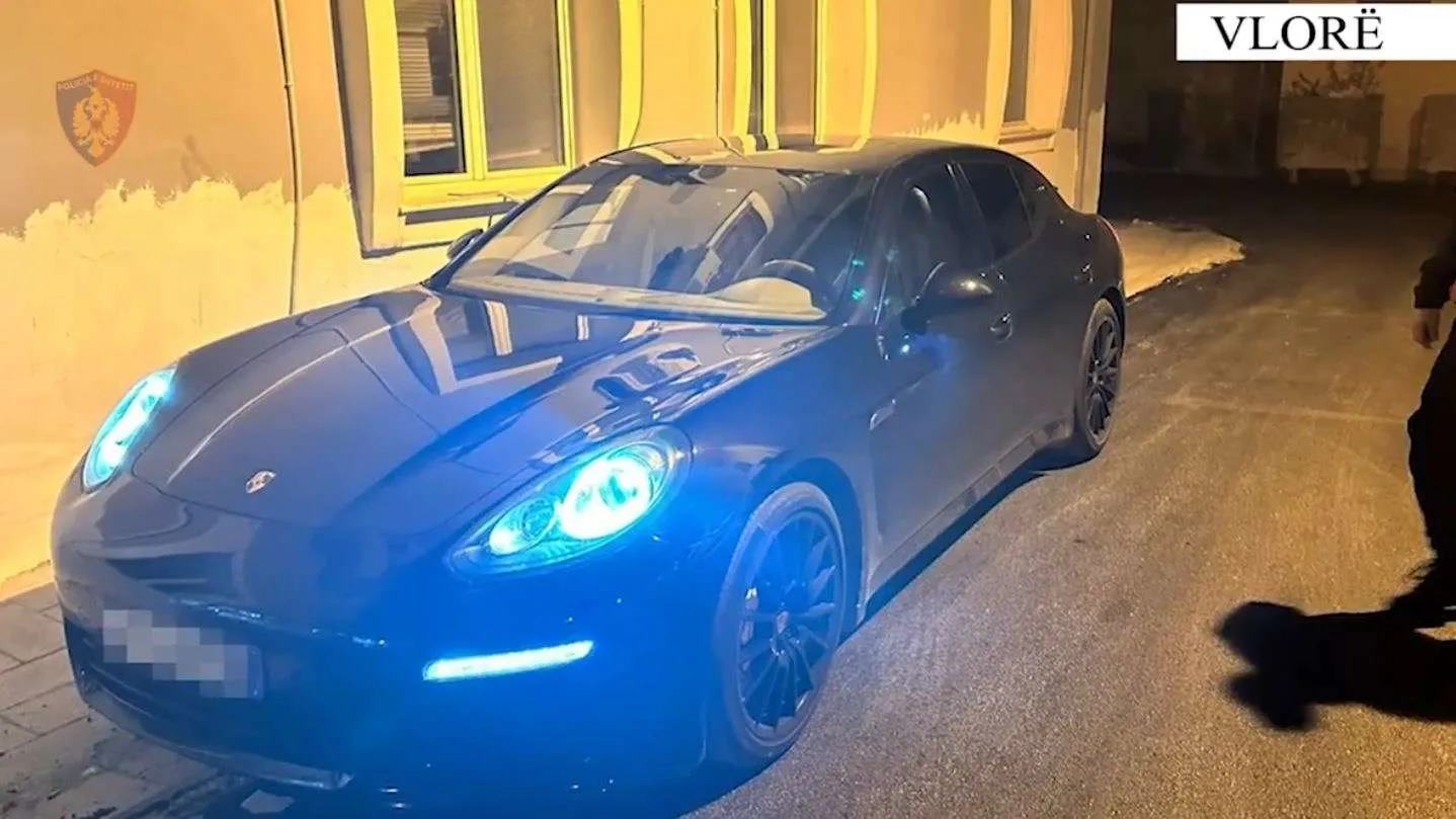VLORË/ Ishte në kërkim për vjedhje, arrestohet i riu duke udhëtuar me “Porsche” luksoz të drejtuar nga një 17-vjeçar