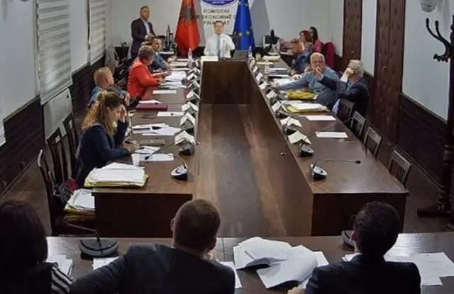 Debate mes Shalsit dhe Spahos në Komisionin e Ekonomisë: Jo vetëm injorim, ti do të …