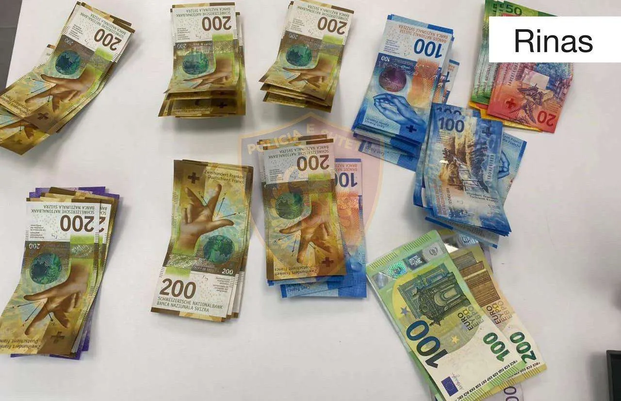 RINAS/ Malazezi kapet me 12 mijë franga dhe 900 euro të padeklaruara, nis hetimi