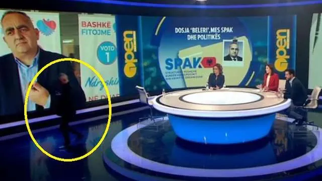 Vangjel Dulen  inatoset me gazetaren/ Ikën nga studioja në mes të emisionit