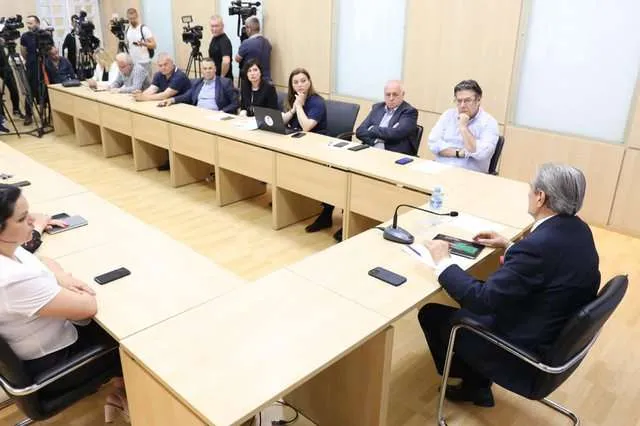 Berisha kërkesë deputetëve/ “Të përgatisim me urgjencë kërkesën për komision hetimor për 14 majin”