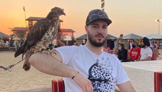 Kush është i riu 22-vjeçar që u arrestua me Laert Haxhiun, vitin e kaluar plagosi me armë zjarri djalin e biznesmenit në Volorekë