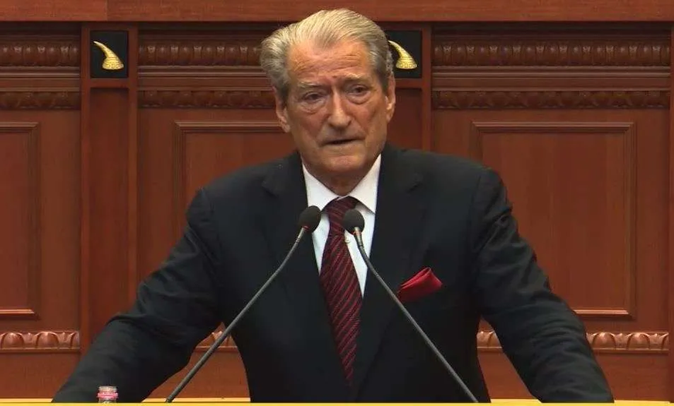 Berisha tregon skemën si mund të rriten pagat: Sikur vetëm me gjysmat e atyre që vidhni do i dyfishonit rrogat e mësuesve, policëve e ushtarakëve