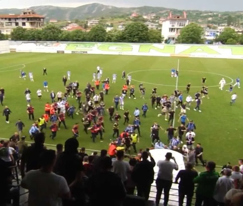 Barazimi në ndeshjen Tirana-Bylis, tifozët sulmojnë arbitrin